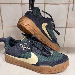 Nike Kids Sneakers in Green and Tan